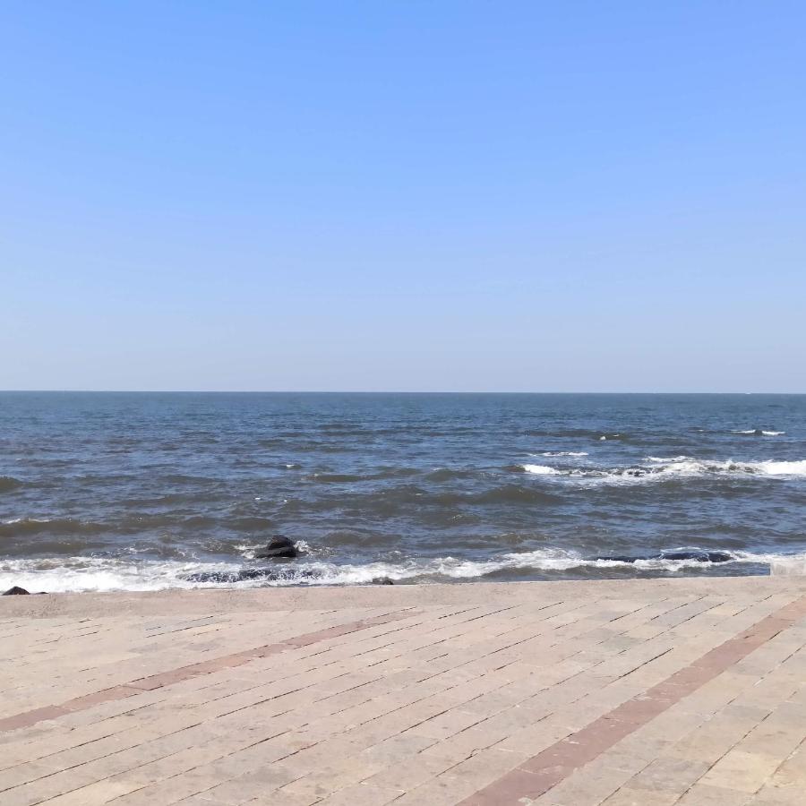 Cozy Private Ac Studio By The Sea Bandstand Bandra W Mumbai Nr Taj Lands End Lägenhet Exteriör bild