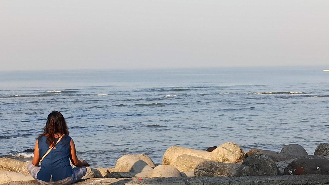 Cozy Private Ac Studio By The Sea Bandstand Bandra W Mumbai Nr Taj Lands End Lägenhet Exteriör bild