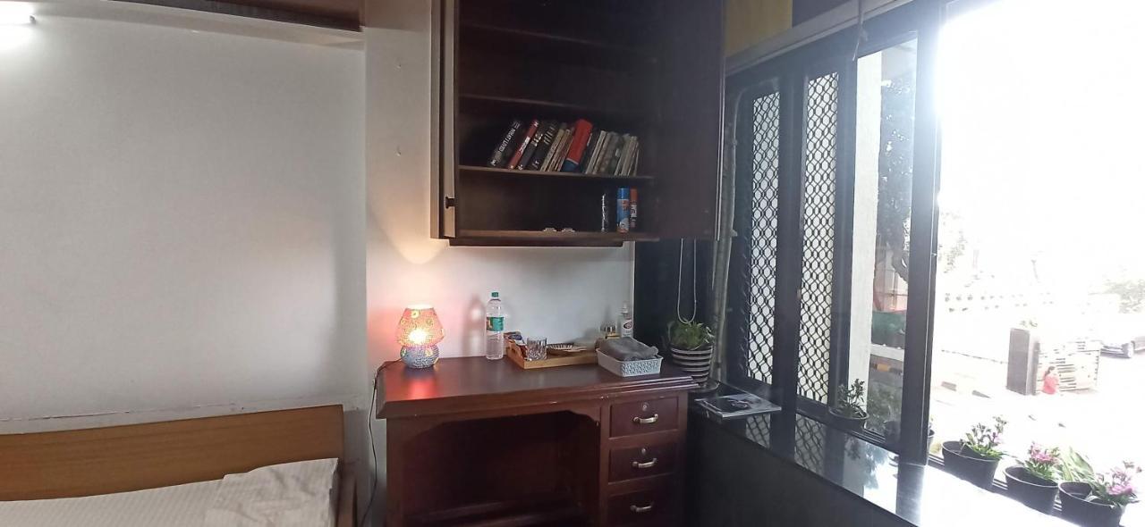 Cozy Private Ac Studio By The Sea Bandstand Bandra W Mumbai Nr Taj Lands End Lägenhet Exteriör bild